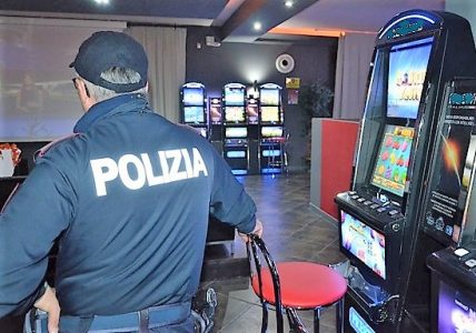 Polizia Savona. Controlli: multati due locali