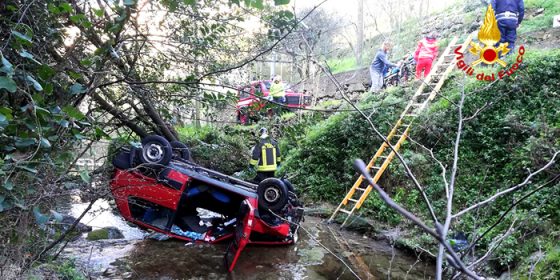 Genova Quarto, signora perde il controllo dell’auto e cade in un torrente