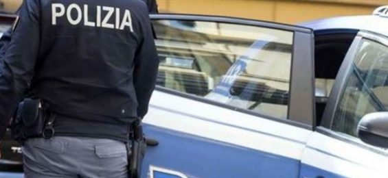 Pusher 21enne aggredisce i poliziotti e scappa, preso e arrestato