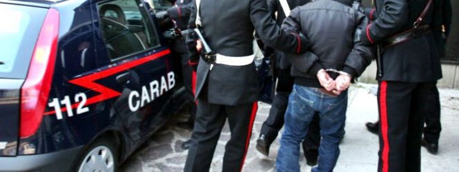 Albisola 30enne cerca di colpire i carabinieri col coltello, arrestato