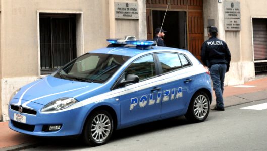 Sanremo, vende mascherine farlocche e guida con patente revocata, denunciato