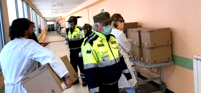 Gli alpini dopo il San Martino consegnano materiale sanitario al Galliera, Villa Scassi e Sestri Levante