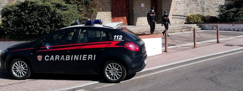 Violano i divieti e in processione comprano droga davanti la chiesa, 5 denunciati