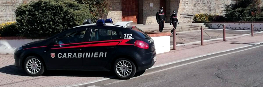 Violano i divieti e in processione comprano droga davanti la chiesa, 5 denunciati