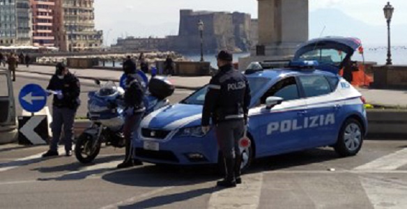 Polizia Nei controlli di fine settimana c’è chi getta una sedia alla madre o chi ruba due porte