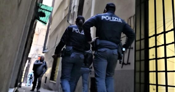 Genova cronaca breve. Picchia la fidanzata col cellulare, martellate alle vetrine e a un passante