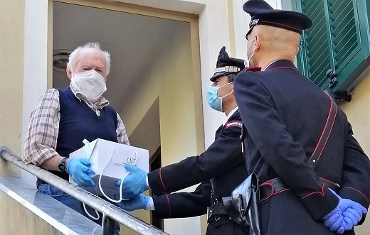 Assiste la moglie malata, entrambi 90enni di Finale Ligure, ieri ha esaudito un desiderio: incontrare i Carabinieri