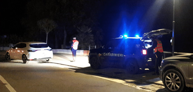 50enne palpeggia giovane in strada, lei reagisce e chiama i carabinieri, arrestato