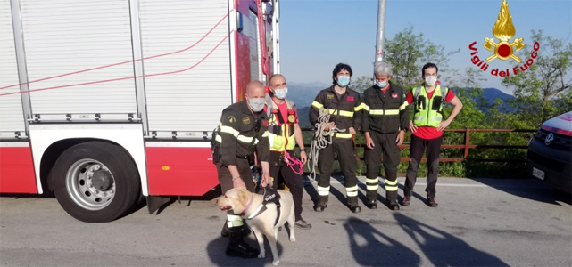 Cane cade in una scarpata e nel soccorrerlo cadono in due, tutti salvati dai vigili del fuoco