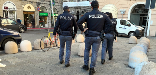 Blitz della Polizia nel centro storico di Genova: arresti e denunce, pusher, stalking, blocca un autobus