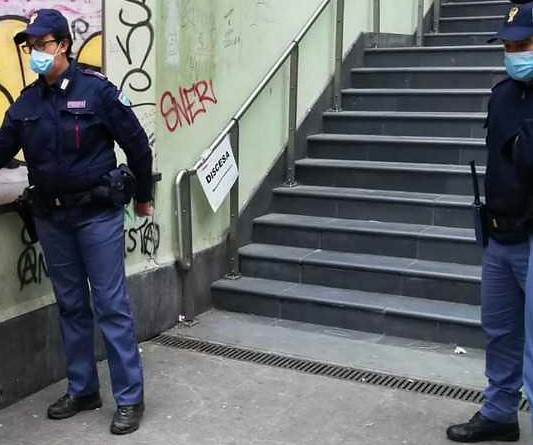 Uno sulla grondaia e l’altro sotto a far da palo, beccati e arrestati due topi di appartamento