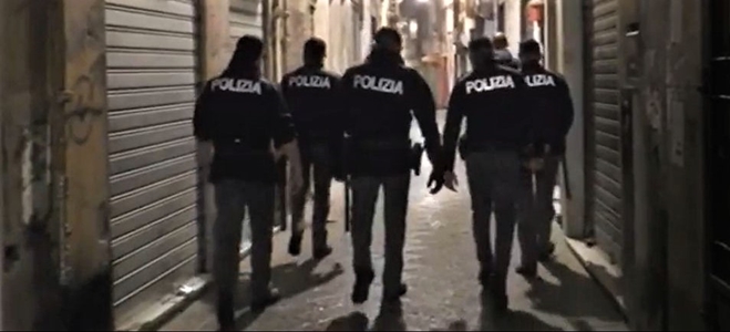 Si spoglia e urina di fronte ai poliziotti, arrestata