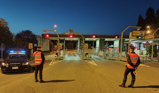 Coltello alla gola e rapinato da tre marocchini, identificati e arrestati dopo tre mesi