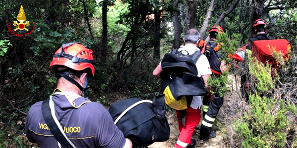 Genova, escursionista cade e si distorce la caviglia, intervento dei Vigili del Fuoco