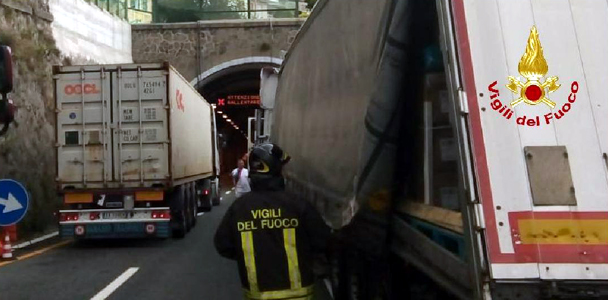 Ancora incidenti sulle A10 e A26, scontro fra quattro camion e tra due vetture e un mezzo pesante