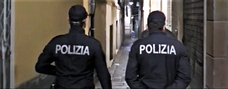 Ladra di portafogli e pusher nei vicoli di Genova, arrestati