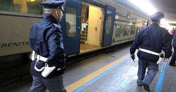 61enne compie atti osceni sul Savona – Sestri, multa 10mila euro