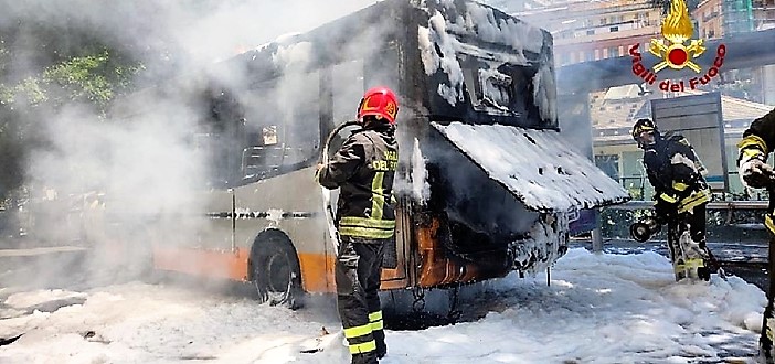 Prende fuoco un autobus in corso Firenze a Genova, nessun ferito