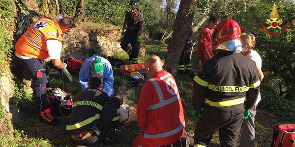 Genova, cade da una fascia, intervento dei vigili del fuoco e dell’elicottero Drago