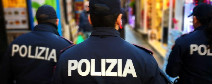 Sbronzo non vuol scendere dall’ambulanza e minaccia i poliziotti col coltello, arrestato