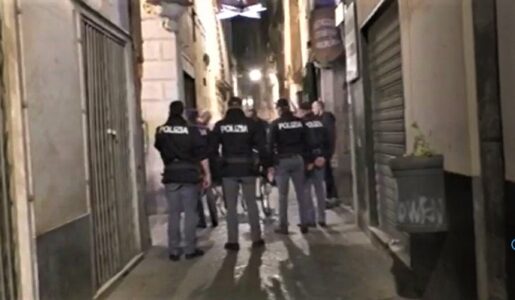 Braccio sul collo, mano sulla bocca e le strappa la collana, arrestato in via Pré