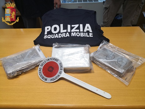 70enne corriere della droga preso con 3 chili di cocaina pura, valore di mercato un milione di euro