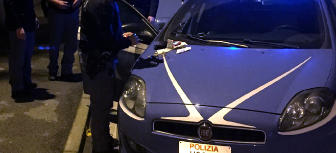 Savona droga in Darsena, lei pusher 29enne in manette e lui 21enne acquirente reagisce ai poliziotti che lo arrestato