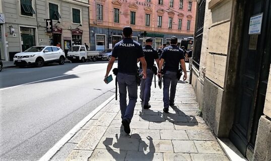 22 e 24 anni, in “trasferta” coi figlioletti a Genova da Alessandria, rubano all’Ipercoop, denunciate