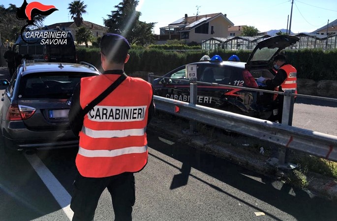 Albenga, imprenditore 30enne litiga con la fidanzata e prende a calci specchietti e portiere di auto in sosta, denunciato