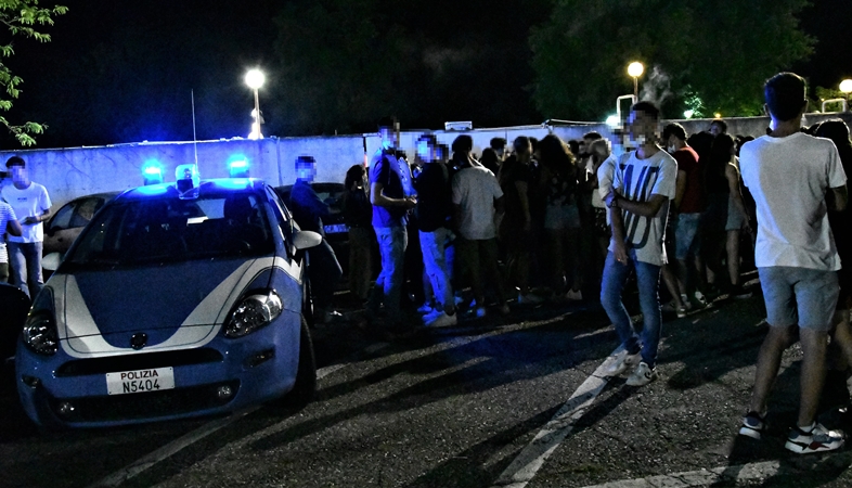 Ri-chiusura discoteche, caso emblematico nell’astigiano con 500 persone dentro e 200 fuori per entrare