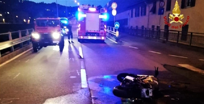 Incidente e moto in fiamme in via Perlasca a Genova