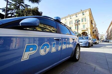 Savona, in due distraggono una donna fuori dal supermercato e le rubano la borsa, arrestati