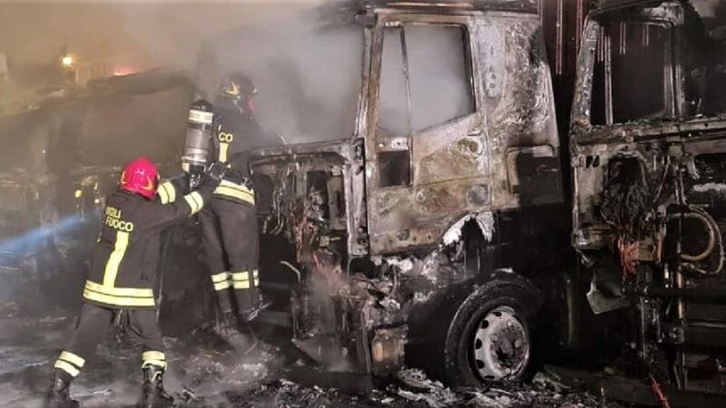 Grosso incendio di cinque automezzi sul porto di Genova