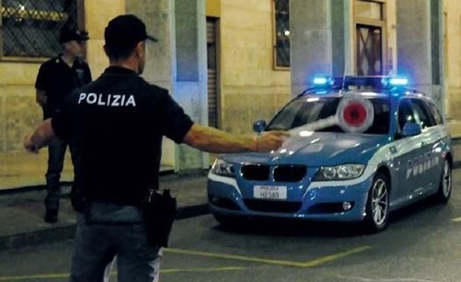 34enne genovese forza posto di blocco e cerca d’investire un poliziotto, denunciato