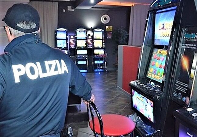 Savona, bimbo di 9 anni lasciato solo dal nonno nella sala giochi, denunciato