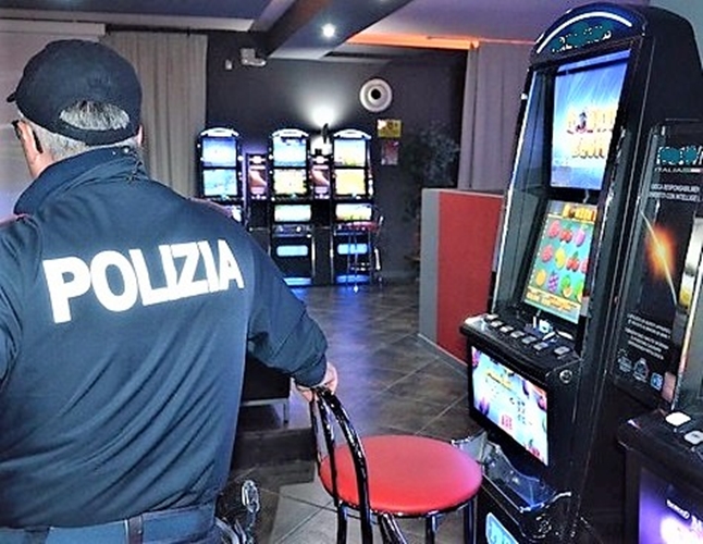 Savona, bimbo di 9 anni lasciato solo dal nonno nella sala giochi, denunciato