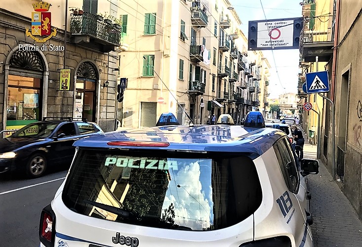 Polizia trova un positivo al Covid in “libera uscita” in un bar spezzino