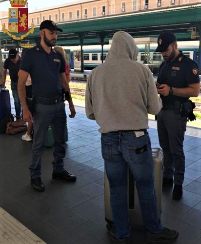 Genova cronaca breve. Beccato il rapinatore delle metro è un 28enne irregolare