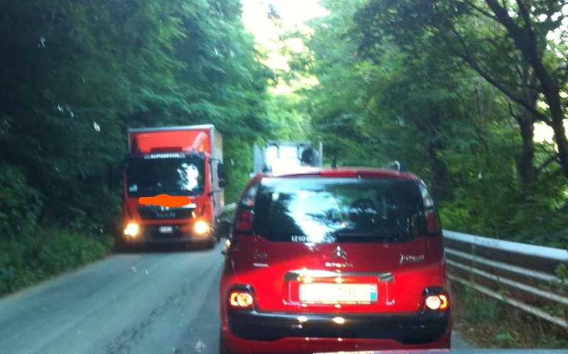 Incidente sulla SS334 per Sassello, ribaltato un camion in loc. Rio Basco a Stella