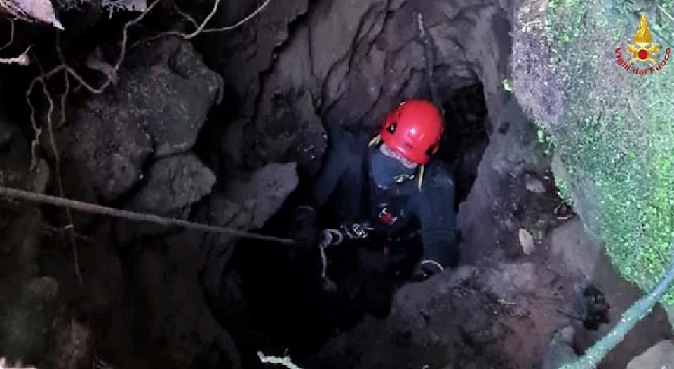 Cane caduto in un crepaccio, difficile salvataggio dei Vigili del fuoco di Sarzana