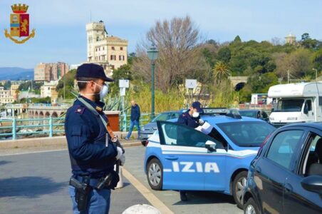 13 di una gang di minorenni bevono e fumano senza mascherina davanti la scuola, sanzionati dalla Polizia di Genova