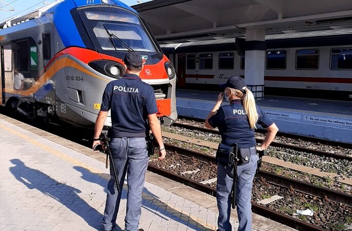 19enne sul treno per Spezia senza documenti e biglietto minaccia il suicidio e colpisce chiunque