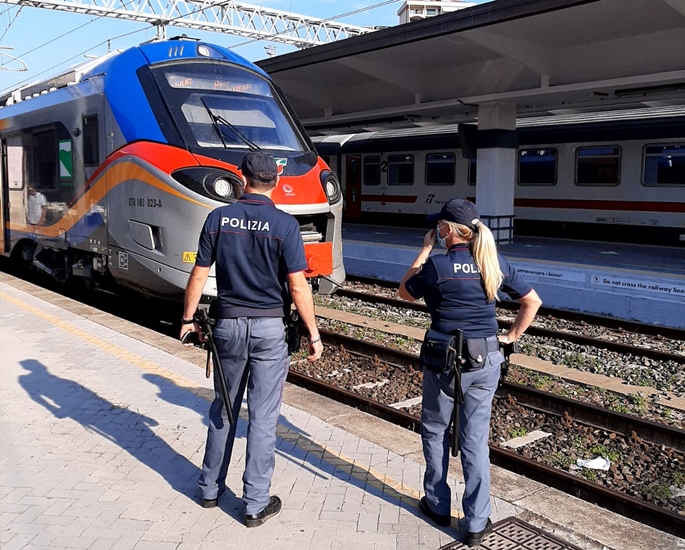 19enne sul treno per Spezia senza documenti e biglietto minaccia il suicidio e colpisce chiunque