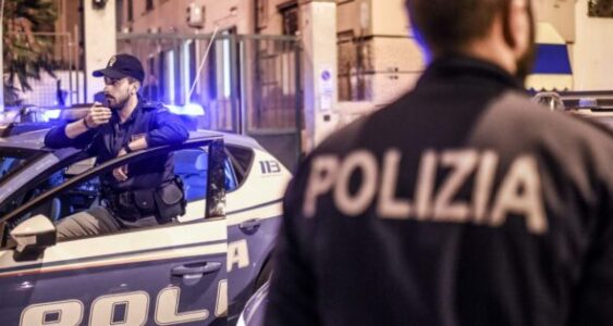 Rapina, botte e spray su due giovani, tre arrestati a Genova