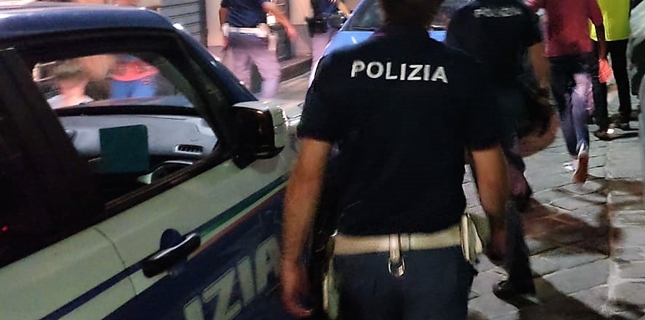 Fugge dalla fidanzata violenta, si cala dalla finestra e cade