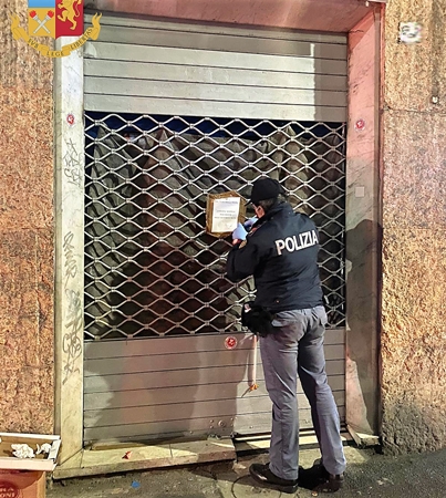 Polizia chiude un market etnico per assembramento e fuori orario a La Spezia fra fiumi di birra