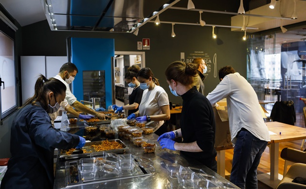 450 porzioni di lasagne e dolci per 8 reparti del San Martino grazie a Eataly e Biscottificio Grondona