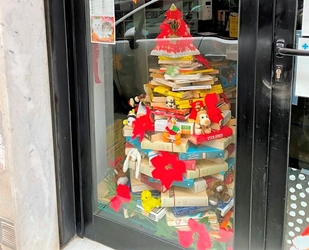 Un albero di Natale dove al posto delle palline ci sono i libri