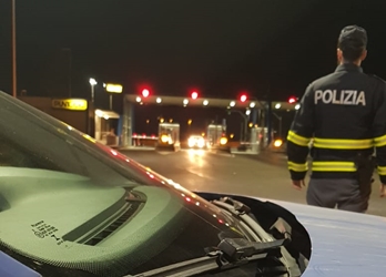 Clandestini dentro un camion ungherese scoperti dalla Polizia di Genova sulla A26