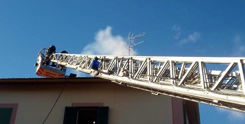 Incendio canna fumaria e tetto in palazzina di Loano, intervento dei Vigili del fuoco di Finale Ligure